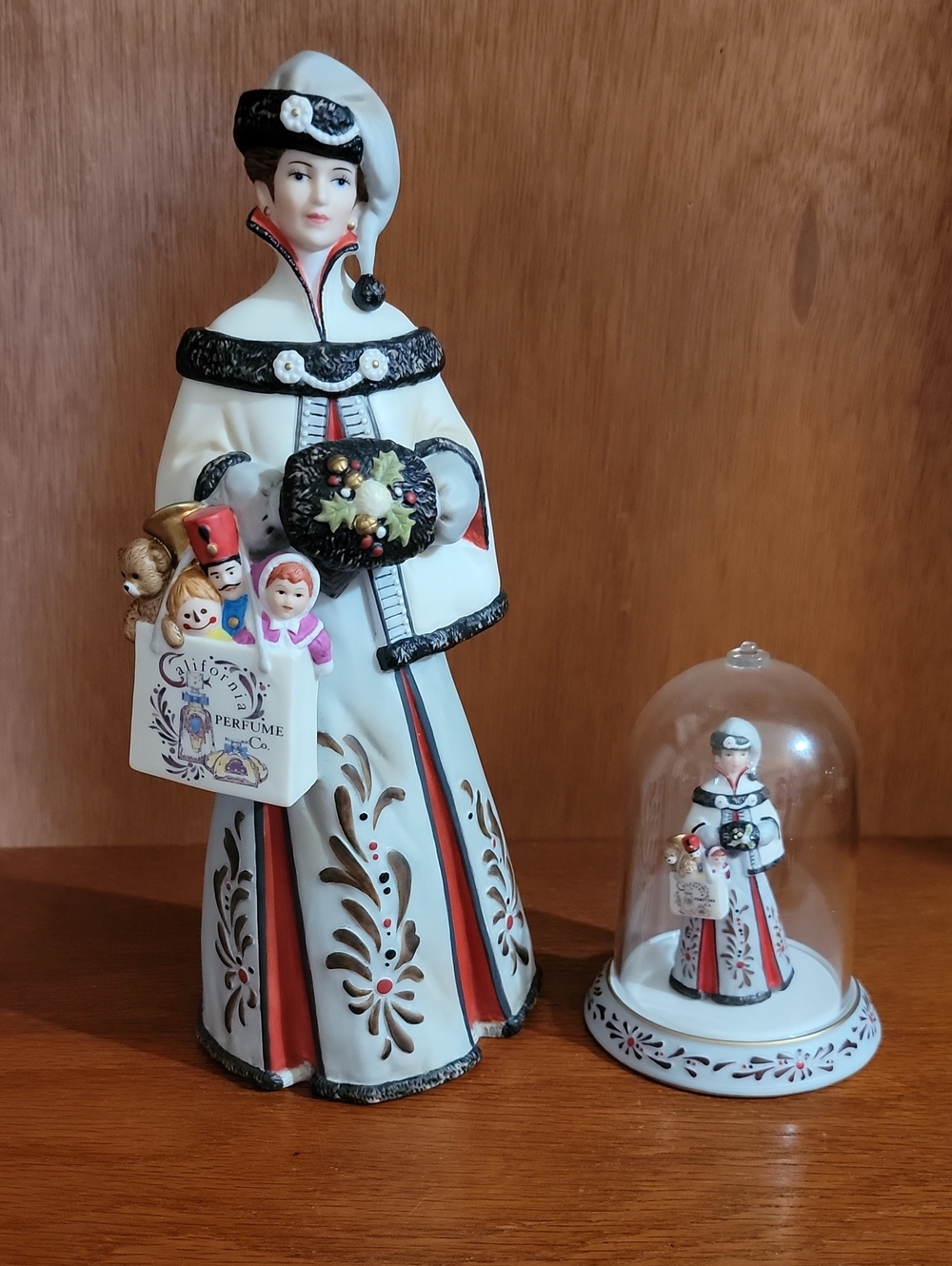 1999 Avon Mrs. Albee President's Club Members Figurine W/ Miniature And Dome